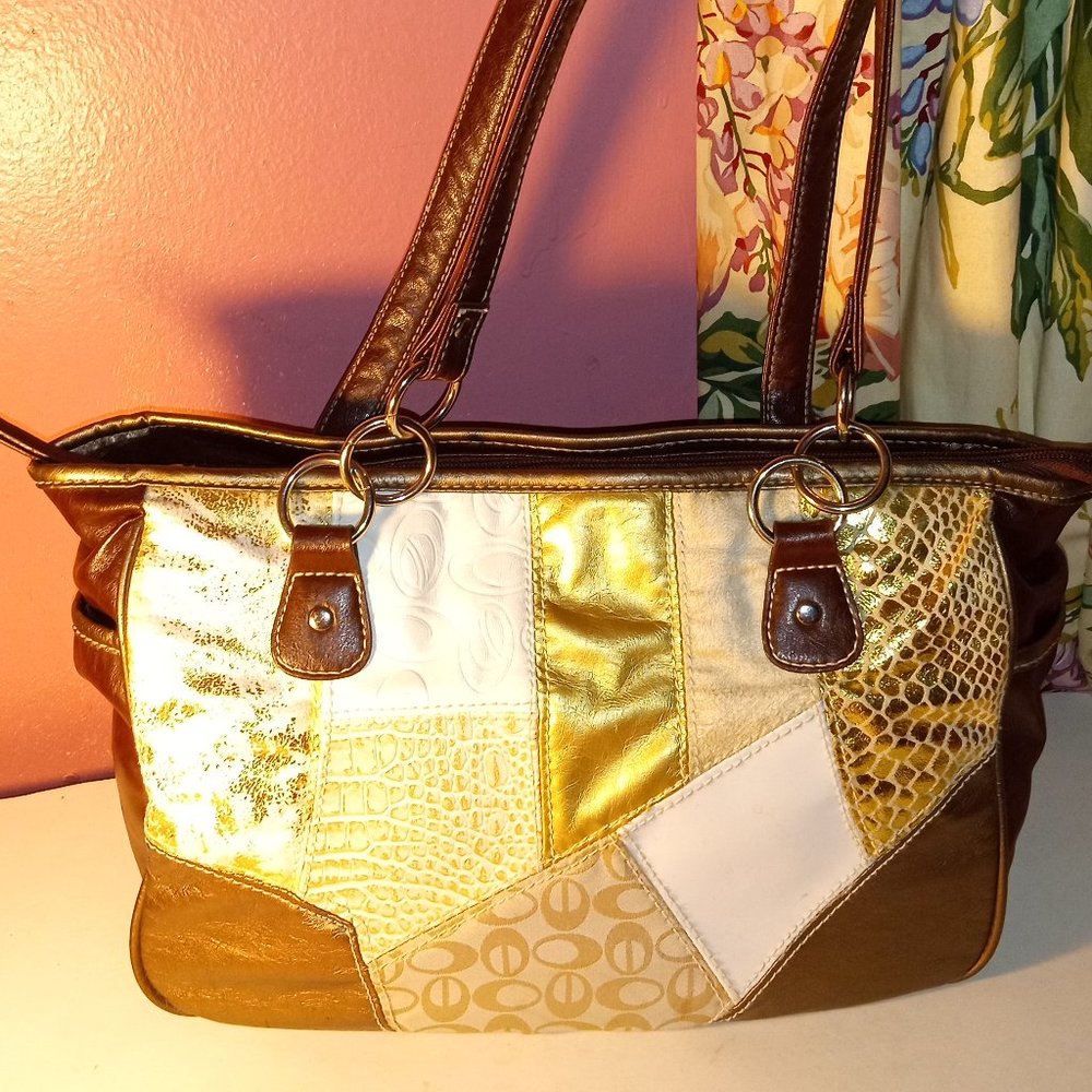 WOMENS SOFT BROWN, WHITE AND GOLD SHOULDER HANDBAG WITH GOLD CHAIN HARDWARE NWOT